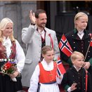 The Crown Prince and Crown Princess with their family, greeting the Children's Parade in Asker outside Skaugum (Photo: Stella Pictures)